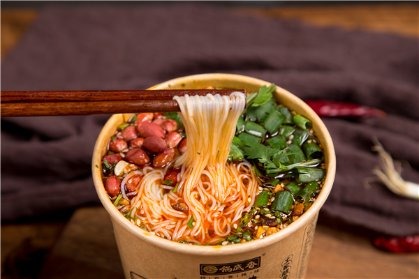 鍋底香過(guò)橋米線(xiàn)，嗦上一口回味無(wú)窮